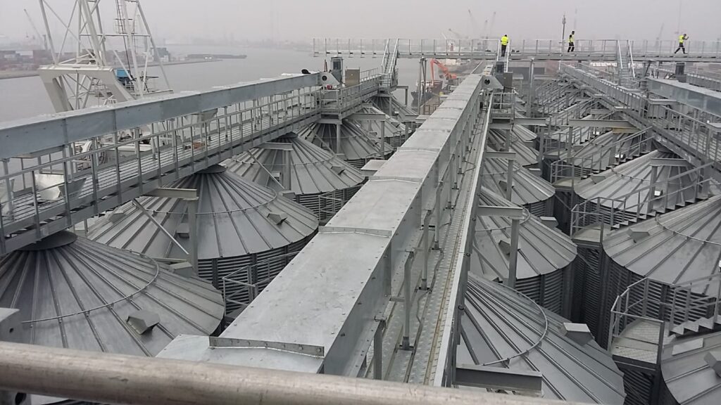 Persluchtleidingen buiten installatie bij klant